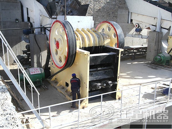 河南500t/h青石破碎生产线现场图1 河南500t/h青石破碎生产线现场图1