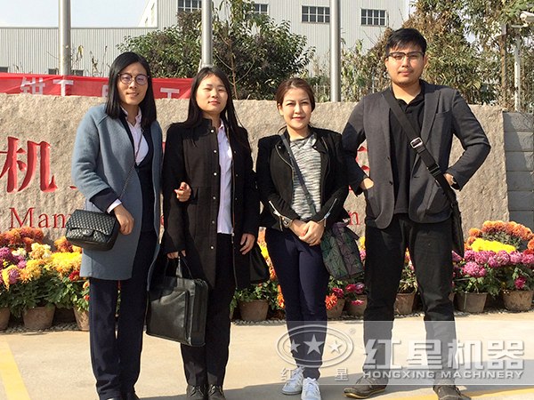 河南500t/h青石破碎生产线客户合影 河南500t/h青石破碎生产线客户合影