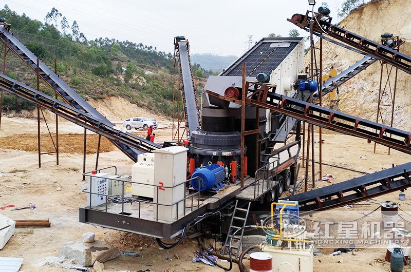 时产200-300吨青石移动磕石子机工作现场 时产200-300吨青石移动磕石子机工作现场