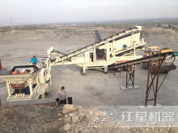 一小时150吨河卵石移动破碎机多机组合作业 一小时150吨河卵石移动破碎机多机组合作业