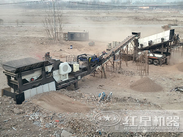 移动颚破机+移动反击破工作现场 移动颚破机+移动反击破工作现场