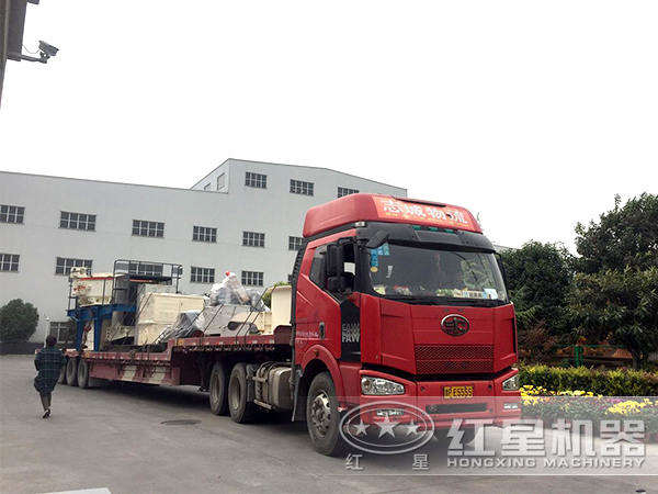 整套白云石雷蒙磨粉生产线设备发货现场 整套白云石雷蒙磨粉生产线设备发货现场