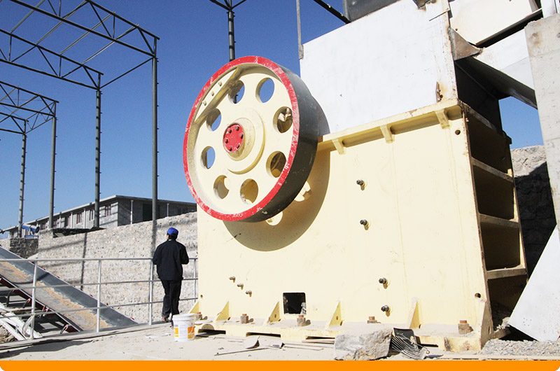 河北某石灰石破碎现场:颚式破碎机 河北某石灰石破碎现场:颚式破碎机