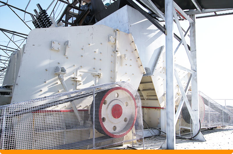 河北某石灰石破碎现场:反击式破碎机 河北某石灰石破碎现场:反击式破碎机