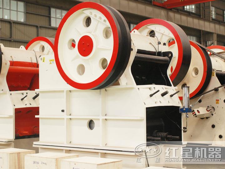 大型液压鄂式破碎机,过载保护避免设备损坏 大型液压鄂式破碎机,过载保护避免设备损坏