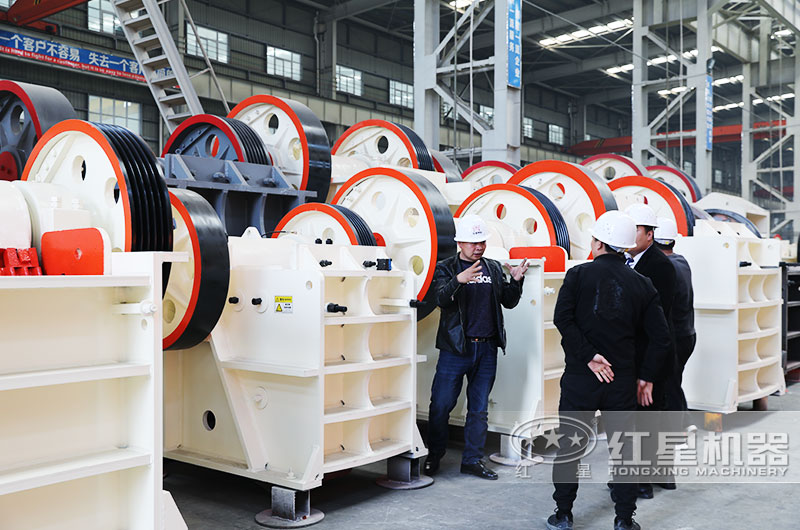 客户到场参观小型粉碎石头设备并选型 客户到场参观小型粉碎石头设备并选型