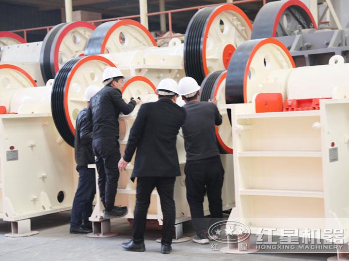 用户到场参观鄂式碎石头机,查看细节 用户到场参观鄂式碎石头机,查看细节