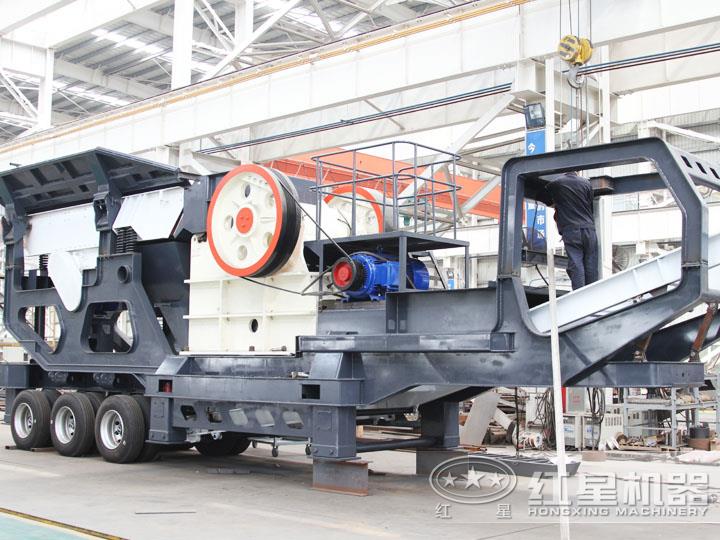 小型移动颚式破碎车集给料、破碎、传输为一体 小型移动颚式破碎车集给料、破碎、传输为一体