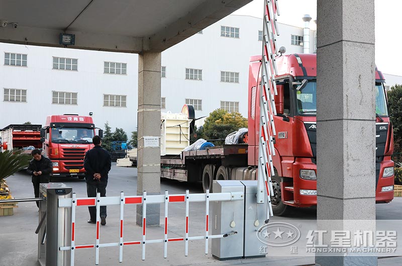 一套采石场破碎机发货中 一套采石场破碎机发货中