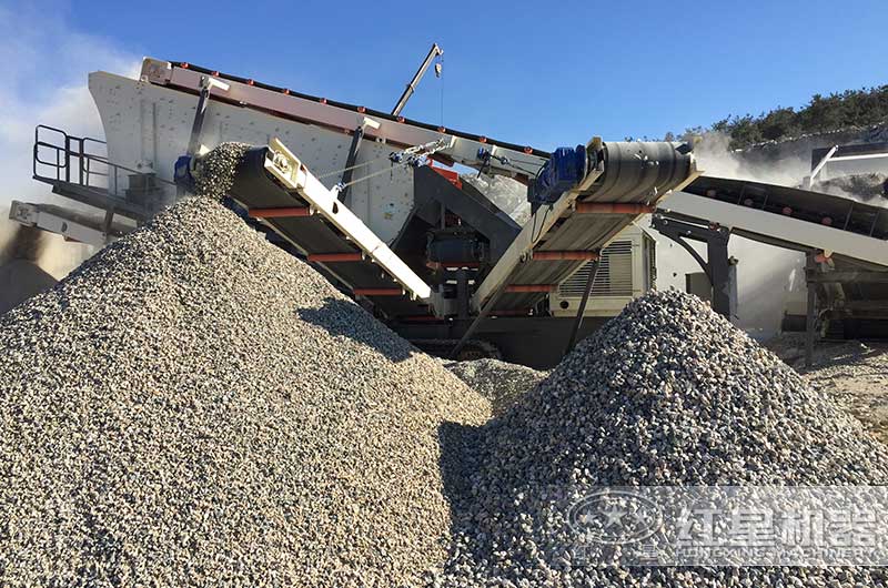 移动履带一体式破碎机正在作业 移动履带一体式破碎机正在作业