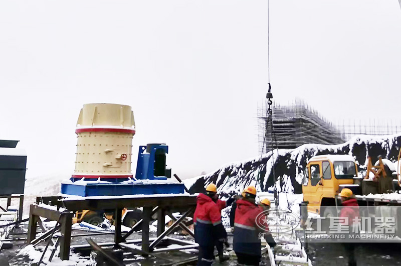 河北时产100吨的立式复合破碎机安装现场二 河北时产100吨的立式复合破碎机安装现场二