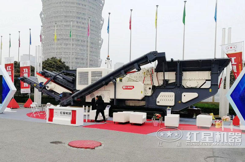 大型流动式煤炭粉碎机成品展览现场 大型流动式煤炭粉碎机成品展览现场