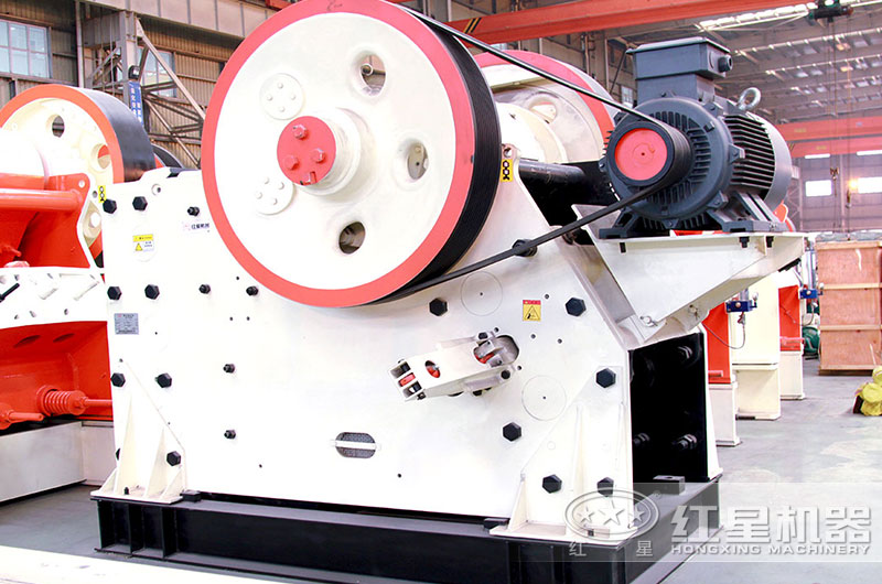 图1:颚式粉碎机 图1:颚式粉碎机