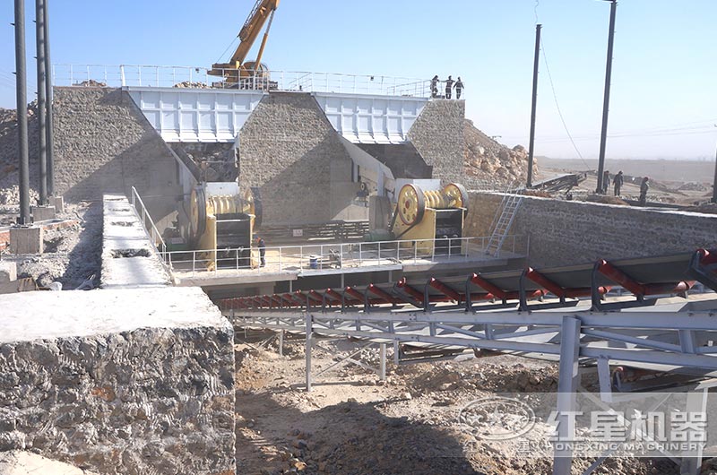 正在运行的粉碎石子厂 正在运行的粉碎石子厂