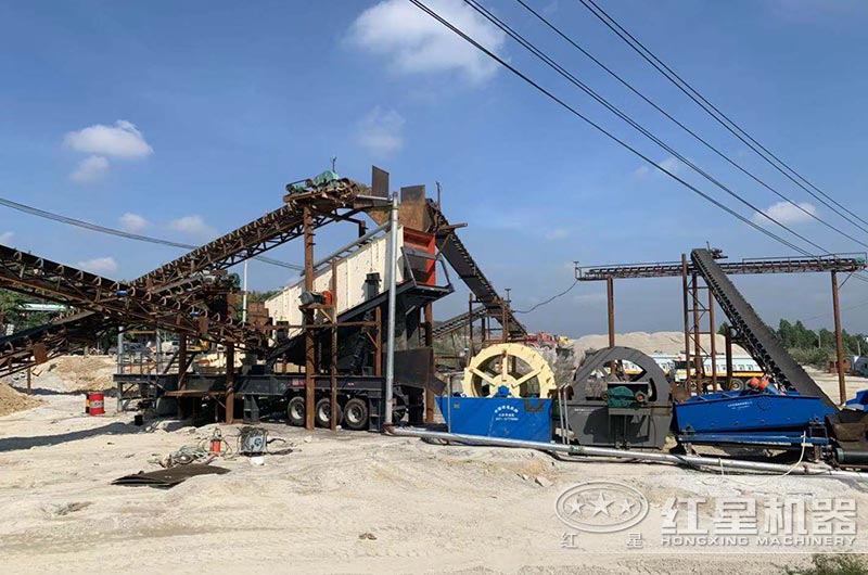 海南客户移动式制砂机生产现场 海南客户移动式制砂机生产现场