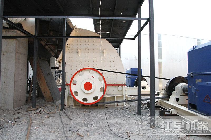 重锤式破碎机作业现场图 重锤式破碎机作业现场图