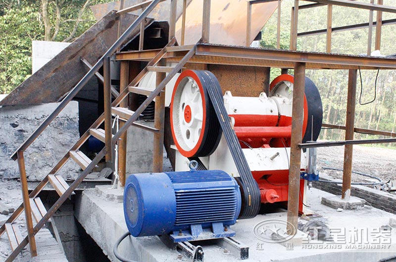 69鄂式破碎机作业现场图 69鄂式破碎机作业现场图