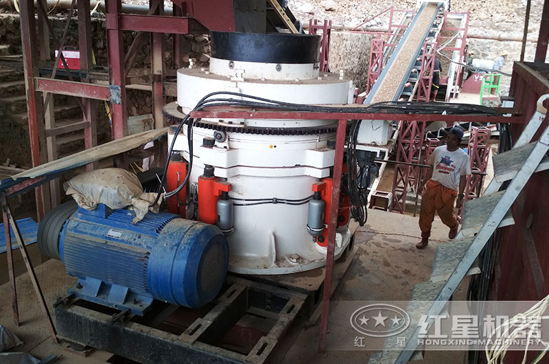 圆锥破碎机工作现场实拍图 圆锥破碎机工作现场实拍图