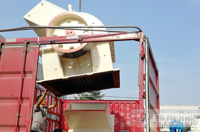 小型锤式制砂机设备装车 小型锤式制砂机设备装车