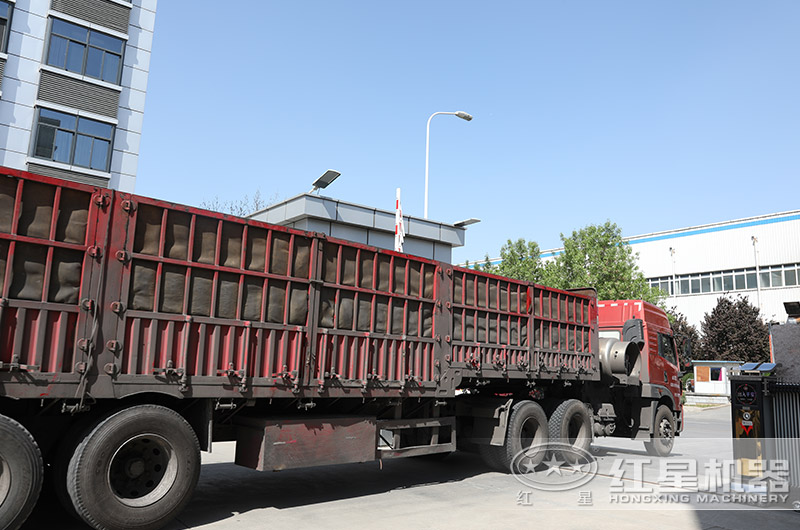 小型锤式制砂机发往客户现场 小型锤式制砂机发往客户现场