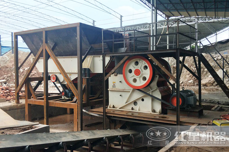 石块打碎机工作现场实拍图片 石块打碎机工作现场实拍图片