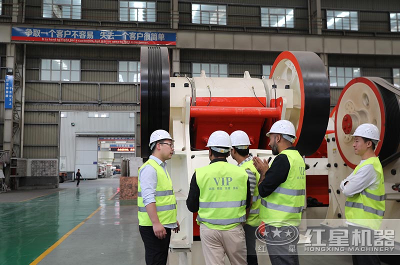 客户到颚式破碎机生产车间考察 客户到颚式破碎机生产车间考察