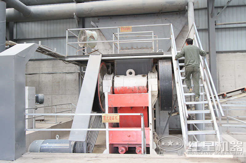 颚式破碎机工作现场实拍图 颚式破碎机工作现场实拍图