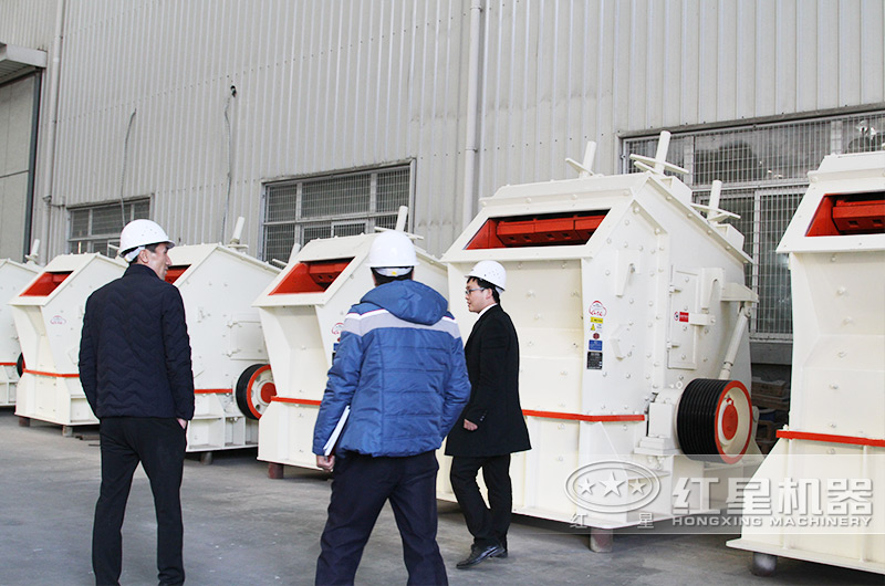 客户来厂参观青石碎石设备 客户来厂参观青石碎石设备