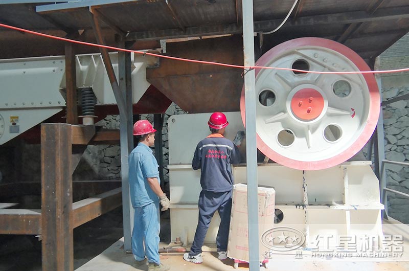 大型颚式破碎机作业现场 大型颚式破碎机作业现场