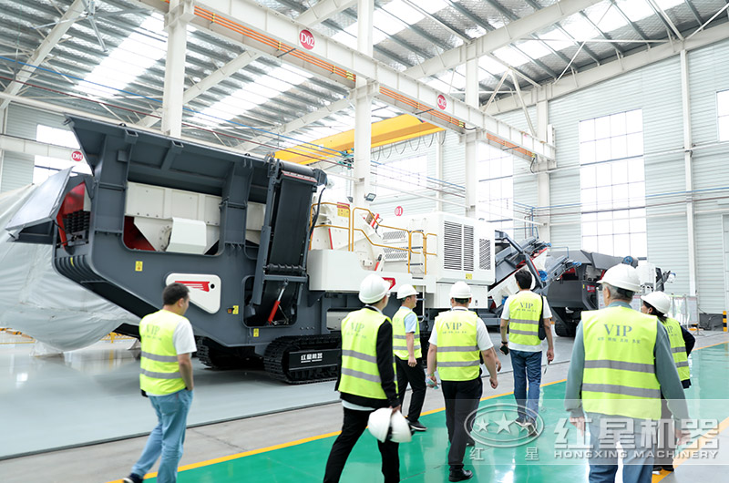 客户来厂选购移动破碎站 客户来厂选购移动破碎站