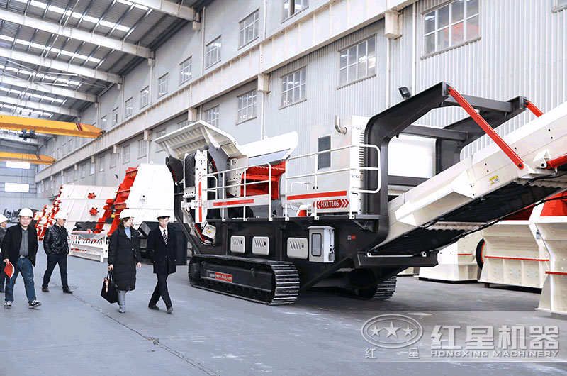 客户来厂考察履带破碎机 客户来厂考察履带破碎机