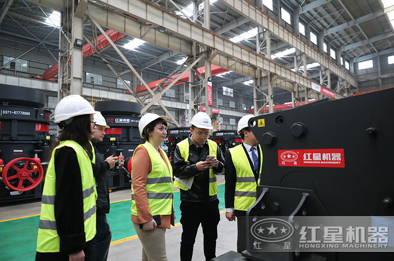 客户来厂考察鄂破机 客户来厂考察鄂破机