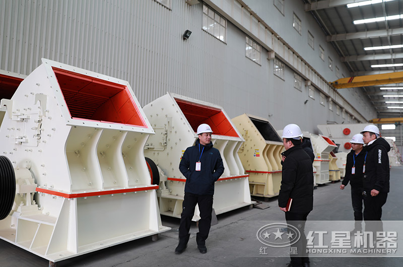 客户来厂考察锤破机设备 客户来厂考察锤破机设备