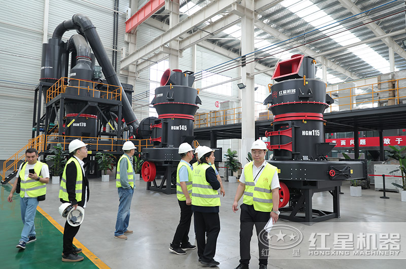 客户来厂考察磨粉机设备 客户来厂考察磨粉机设备