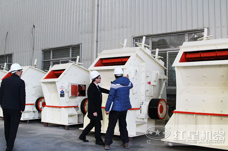 客户来厂参观反击破设备 客户来厂参观反击破设备