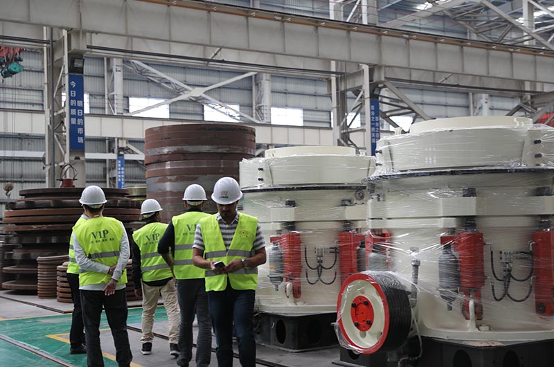 客户来厂考察圆锥破碎机设备 客户来厂考察圆锥破碎机设备