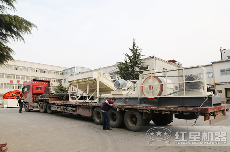 RAYBET雷竞技入口对辊破碎机装车发货现场 RAYBET雷竞技入口对辊破碎机装车发货现场