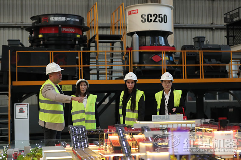 客户来厂考察破碎机设备 客户来厂考察破碎机设备