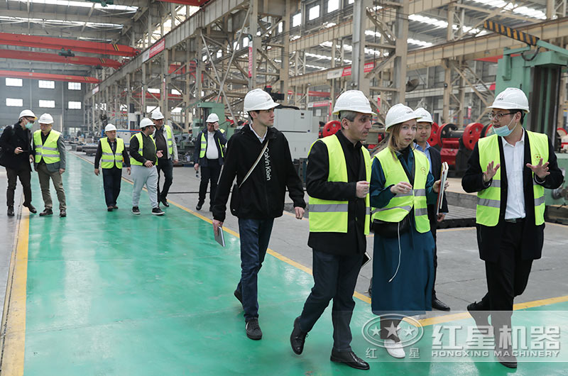 客户一行来厂考察碎石生产线设备 客户一行来厂考察碎石生产线设备