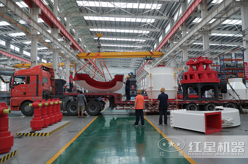 RAYBET雷竞技入口雷蒙磨粉机装车发货现场 RAYBET雷竞技入口雷蒙磨粉机装车发货现场