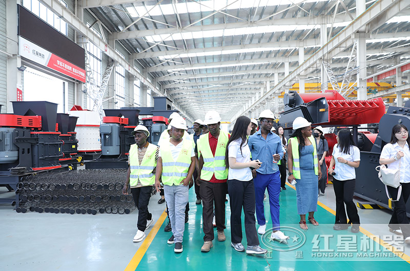 客户参观厂区选购产品中 客户参观厂区选购产品中