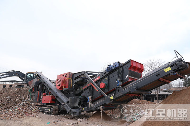 履带小型移动破碎砂石机作业现场 履带小型移动破碎砂石机作业现场