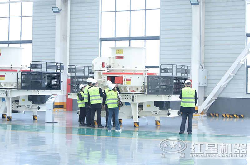 客户来厂考察花岗岩制砂机设备 客户来厂考察花岗岩制砂机设备