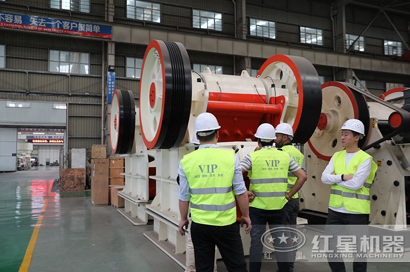 客户一行来厂考察石头碎砂设备 客户一行来厂考察石头碎砂设备
