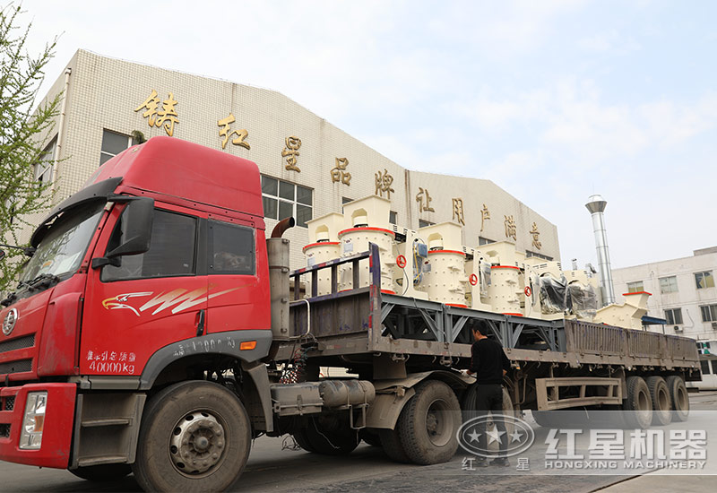 RAYBET雷竞技入口小型制砂机设备装车发货现场 RAYBET雷竞技入口小型制砂机设备装车发货现场
