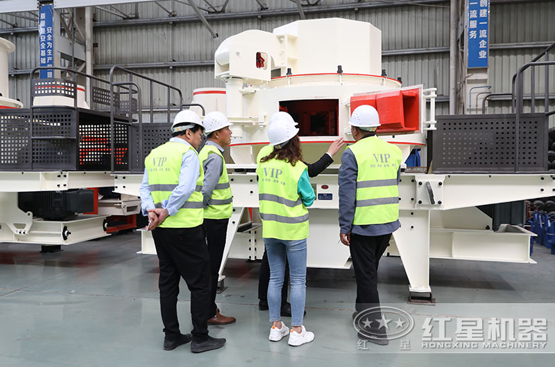 客户来厂参观制砂机 客户来厂参观制砂机