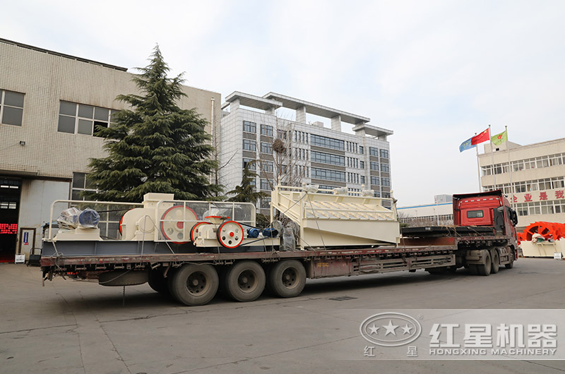 瓜米石对辊制砂机装车发货现场 瓜米石对辊制砂机装车发货现场