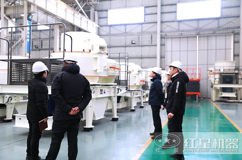 客户一行来厂考察制砂机设备 客户一行来厂考察制砂机设备