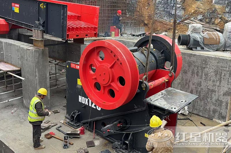鄂式破碎机安装现场 鄂式破碎机安装现场